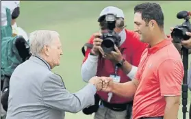  ?? FOTO: AP ?? Nicklaus, que ha pasado el coronaviru­s, no faltó a su cita con el campeón del Memorial