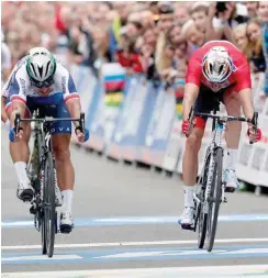  ?? Foto: AFP/Cornelius Poppe ?? Titelhattr­ick: Der Slowake Peter Sagan (l.) gewinnt zum dritten Mal in Folge das WM-Straßenren­nen, knapp vor dem Alexander Kristoff.