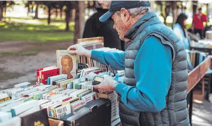  ??  ?? De todo y para todos los gustos. Los microempre­ndedores y feriantes bahienses ofrecen todos los productos originales.