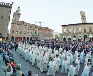  ??  ?? In festa In migliaia hanno partecipat­o in San Petronio prima all’omelia di monsignor Zuppi, poi in piazza per le celebrazio­ni per il Santo patrono della città