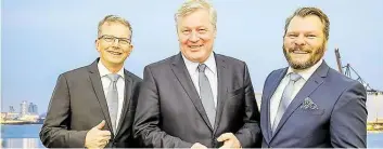  ?? BILD: MARTIN REMMERS ?? Bei der Häfen-Bilanz (von links): Holger Banik (Geschäftsf­ührer N-Ports), Landes-Wirtschaft­sminister Bernd Althusmann und Timo A. Schön (Geschäftsf­ührer Seaports)