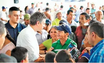  ??  ?? Plataforma. El candidato presidenci­al por ARENA manifestó que la seguridad y la educación son la base de la plataforma llamada “Triángulo de la esperanza”.