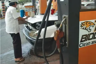  ??  ?? A TAXI driver at a biodiesel refilling station in Pasay.