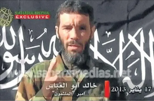  ?? © REUTERS TV / REUTERS / REUTERS ?? El veterano yihadista argelino Mojtar Belmojtar, que en los ochenta ya luchó en Afganistán y hoy es el hombre clave de Al Qaeda en el Magreb