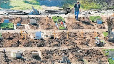  ??  ?? EXPRÉS. Las víctimas de Covid-19 son enterradas en un mismo sector y el último adiós debe ser breve.