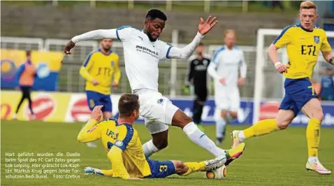  ??  ?? Hart geführt wurden die Duelle beim Spiel des FC Carl Zeiss gegen Lok Leipzig. Hier grätscht Lok-Kapitän Markus Krug gegen Jenas Torschütze­n Bedi Buval. Foto: Corbus