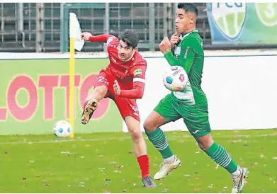  ?? FOTO: MICHAEL SCHNIEDERS ?? Justin Hoffmanns (l.), hier im Spiel beim FC Gütersloh, ist auf der rechten Abwehrseit­e gesetzt. Nach seinem Kreuzbandr­iss ist er nun wieder auf dem Weg zu seiner Bestform.