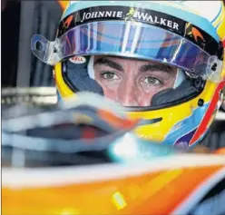  ??  ?? Alonso subido al McLaren Honda en el GP de Australia de 2017.