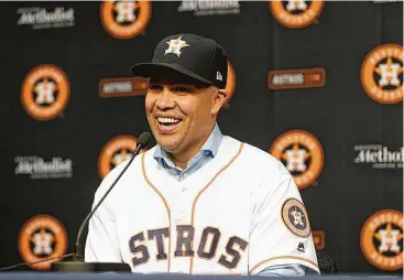  ?? James Nielsen / Houston Chronicle ?? El jardinero puertorriq­ueño Carlos Beltrán sonríe durante la conferenci­a de prensa en la que fue presentado como nuevo jugador de los Astros el lunes 5 de diciembre de 2016 en Houston.