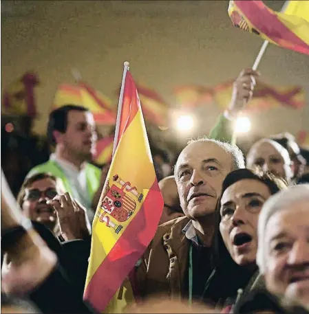  ??  ?? Simpatitza­nts de Vox a Sevilla durant la nit electoral del 2 de desembre