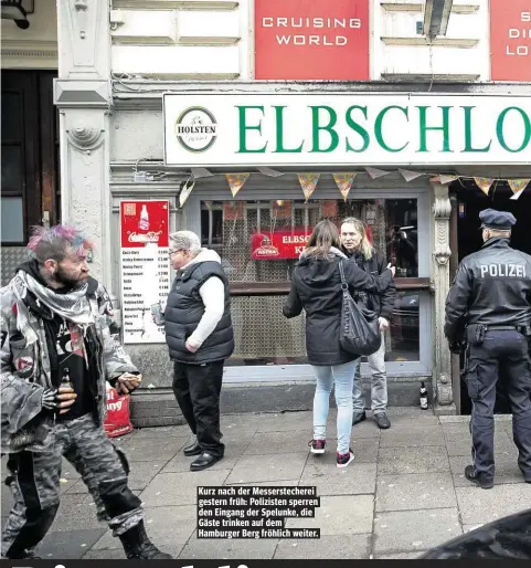  ??  ?? Kurz nach der Messerstec­herei gestern früh: Polizisten sperren den Eingang der Spelunke, die Gäste trinken auf dem Hamburger Berg fröhlich weiter.