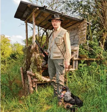  ?? Foto: Thorsten Jordan ?? Dr. Dieter Hiller aus Hofstetten betreibt eine Jägerschul­e. Der promoviert­e Bodenkundl­er auf Pirsch mit seinem englischen Spa niel Cora.