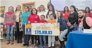  ?? Cortesía ?? La asociación Méxicana de ayuda a niños con cáncer recibió un cheque simbólico por 715 mil 818.83 pesos