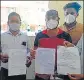  ?? HT PHOTO ?? Attendants of black fungus patients waiting for amphoteric­in B injection at Red Cross.