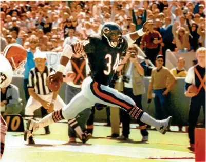  ??  ?? LEYENDA. Payton realiza un touchdown, en un encuentro ante los Browns de Cleveland, en la temporada de 1985.