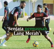  ??  ?? ANDIK (kanan) berlatih di Stadium Sultan Abdul Halim, semalam.