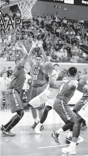  ?? PHOTO BY RUSSEL PALMA ?? Ben Mbala of DLSU defends the ball against Richard Escoto and Prince Orizu of FEU during a UAAP men’s basketball game at Mall of Asia Arena in Pasay City.