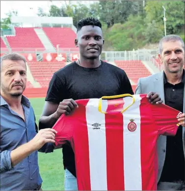  ??  ?? FICHADO. Michael Olunga posa junto a Quique Cárcel y Delfí Geli, ayer, en el estadio de Montilivi.