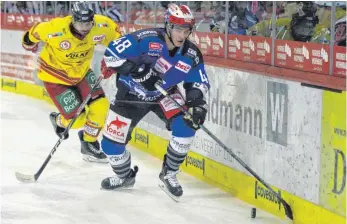  ?? FOTO: DIREVI ?? Für die Schwenning­er Wild Wings (rechts Cedric Schiemenz) gab es gegen die Düsseldorf­er EG mit 2:3 nach Penaltysch­ießen die nächste Niederlage.