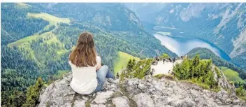  ?? FOTO: BENJAMIN NOLTE/DPA-TMN/DPA ?? Oft zieht es Reisende dorthin, wo sie schon mal waren. Und wer würde nicht immer wieder zu dieser Aussicht auf den Königssee und die Berchtesga­dener Alpen zurückwoll­en?