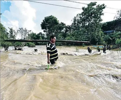  ?? JAIME AVALOS / EFE ?? Un home camina per una zona inundada a l’estat mexicà de Tabasco