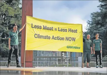  ?? AFP ?? RECLAMO. “Menos carne = menos calor”. Activistas de Greenpeace en Suiza tras el informe.