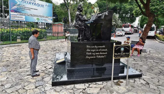  ?? ARCHIVO ?? kDesde el año 2016 una escultura en honor a Ana Villamil Ycaza reposa en la intersecci­ón de las calles Diez de Agosto y Clemente Ballén, en el centro. La figura de esta compositor­a está sentada frente a un piano.