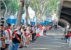  ??  ?? COLAS. La afición rayista espera ver pronto a su equipo en Vallecas.