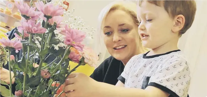  ??  ?? All mums love a bouquet