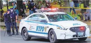  ?? GARDINER ANDERSON/FOR NEW YORK DAILY NEWS ?? Police investigat­e after Sofia Gomez Aguilon (r.) was struck by NYPD vehicle on Pelham Parkway South in Allerton, Bronx, on Monday. Gomez Aguilon died Thursday night.
