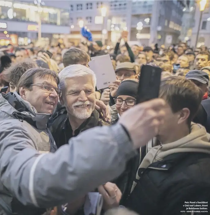  ?? FOTO – DENÍK N/GABRIEL KUCHTA ?? Petr Pavel s fanúšikmi v Ústí nad Labem, ktoré je Babišovou baštou.