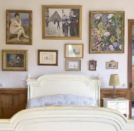  ??  ?? Cozy bedroom in Monet’s home in Giverny