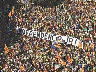  ?? JOSEP LAGO AGENCE FRANCE-PRESSE ?? Des centaines de milliers de Catalans ont manifesté dans les rues de Barcelone, lundi.
