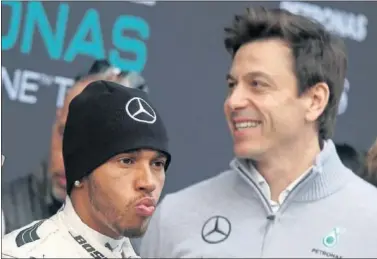  ??  ?? Lewis Hamilton y el austriaco Toto Wolff, director de competició­n de Mercedes, en una imagen de archivo.