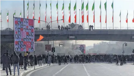  ?? FOTO: DPA ?? Bei Demonstrat­ionen gegen die Benzinvert­euerung soll es am Wochenende in Iran auch Tote gegeben haben.