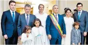  ??  ?? Familia Duque y Santos en posesión presidenci­al.