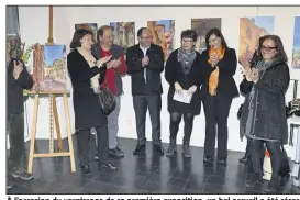  ?? (Photo J.A) ?? À l’occasion du vernissage de sa première exposition, un bel accueil a été réservé par Castellar à Delphine Garelli. Elle était entourée de Huguette Layet et Jean-Marc Recurel, maires de Castellar et Peillon, ainsi que de plusieurs élus dont Pascal...