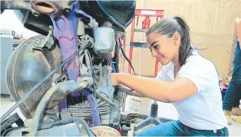  ?? FOTO: JUAN CÉSAR DÍAZ ?? Youdy Hernández desistió de viajar a otro país en busca de empleo y se forma en mecánica de motociclet­a en la Escuela Taller.