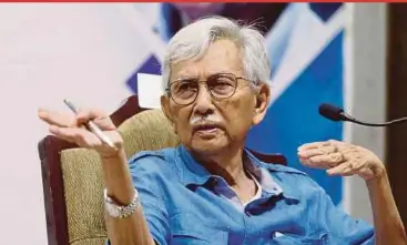  ?? PIC BY IMRAN MAKHZAN ?? Tun Daim Zainuddin speaking at the ‘Bicara Darul Iman’ programme in Kuala Terengganu yesterday.