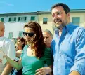  ??  ?? La sindaca di Cascina Susanna Ceccardi con Matteo Salvini, leader della Lega Nord