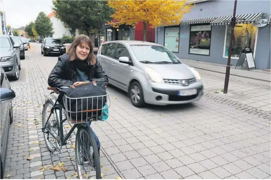  ?? FOTO. PER ARNE RENNESTRAU­M ?? APPLAUS: Sissel Solberg er glad for prøveprosj­ektet i Storgata.