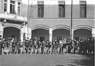  ??  ?? Di corsaLa partenza della corsa campestre dal cortile dei salesiani, foto del 1957