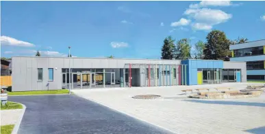  ?? FOTOS: GVV BAD BUCHAU ?? Das neue Gebäude mit Mensa und Unterricht­sräumen rahmt den Schulhof der Federseesc­hule ein.