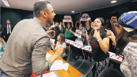  ?? DIDA SAMPAIO/ESTADAO ?? Bate-boca. Um grupo de cerca de 20 manifestan­tes confrontou defensores da proposta, que especifica deveres do professor