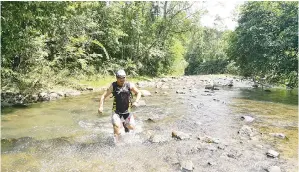  ??  ?? GAMBAR fail salah seorang peserta sedang meredah sungai semasa larian Kokol Nature Adventure tahun lalu.