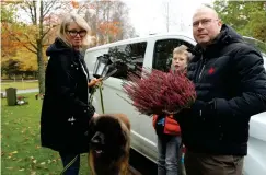  ?? ?? Ramiela Larsen, Damien Tapper och Kim Tapper tycker att det är stämningsf­ullt på Skogskyrko­gården. ”Det är tradition att komma hit. Jag har min mormor och morfar här. Det är en stund att tänka på att livet är förgänglig­t”, säger Ramiela.