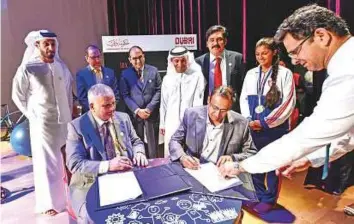  ?? Ahmed Ramzan/ Gulf News ?? Dr Ashok Kumar signing the Rahaal agreement with Clifford Crasto, father of Tanisha Crasto, in the presence of Dr Abdullah Al Karam and other officials in Dubai yesterday.