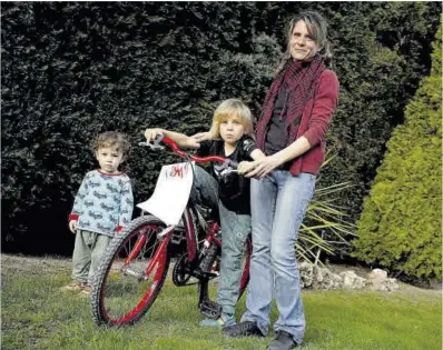  ?? David Castro ?? Carolina Bonache, con sus hijos Axel, de 7 años, en la bicicleta, y Aitor, de 2.