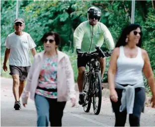  ?? Rivaldo Gomes/Folhapress ?? Ciclista usa ciclofaixa no parque Villa-Lobos, no Alto de Pinheiros (zona oeste), ontem; autônoma diz ter sido atacada por três homens na tarde de domingo