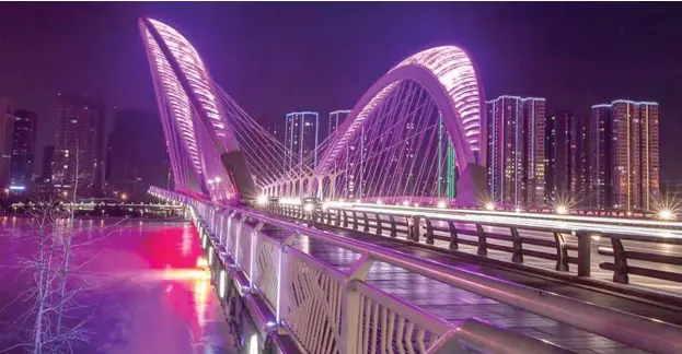  ??  ?? Night view of Fenhe Park in Taiyuan city